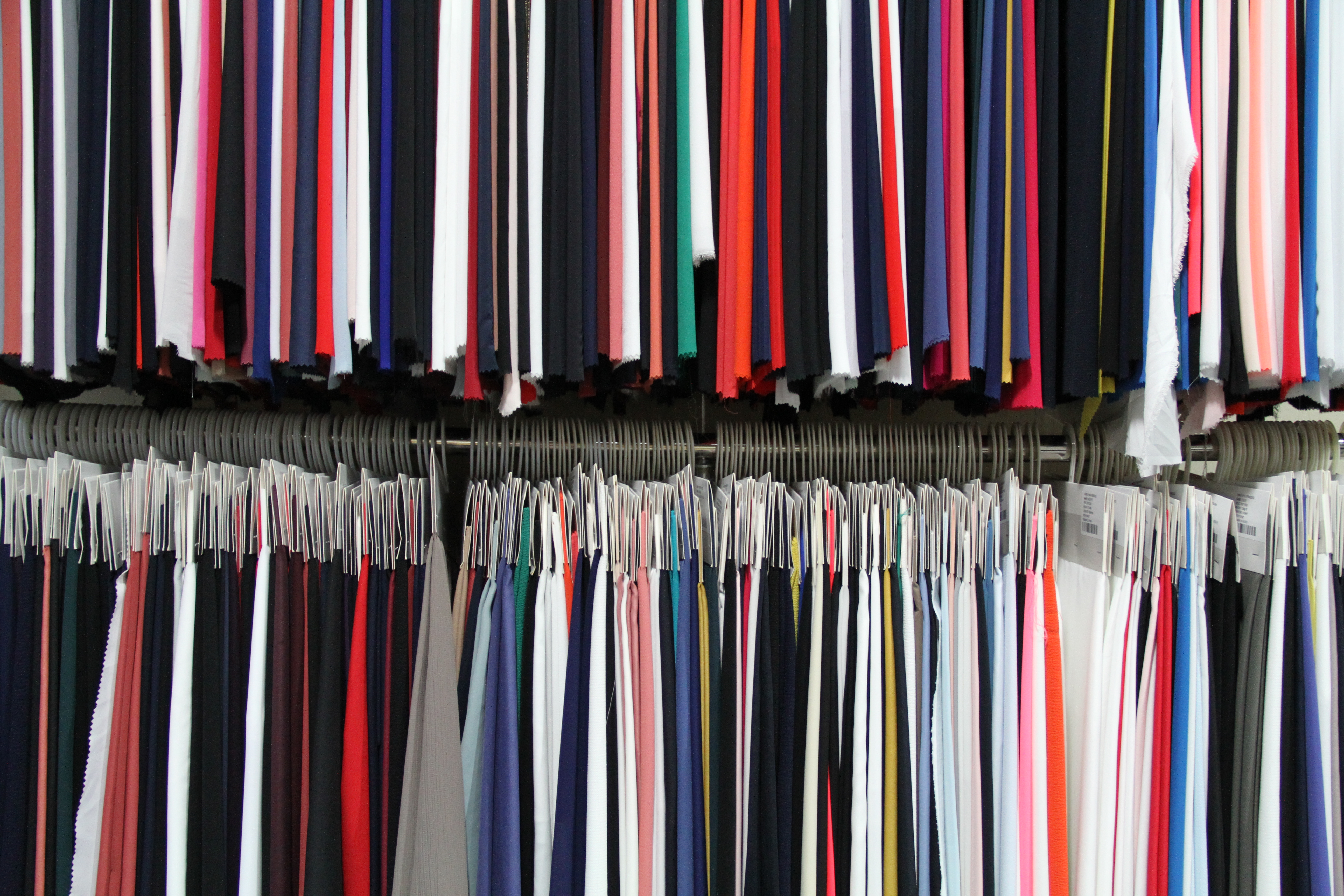 Amongst Wellsilk’s assets is the company’s large fabric library, offering a vast selection of fabric hangers with various qualities, prints, and hues.